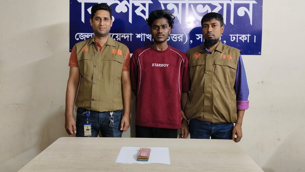 সাভারে ডিবির অভিযানে অটোরিকশাসহ ছিনতাইকারী গ্রেফতার